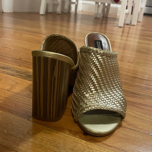 Gold woven block heel sandal - Picture 6 of 9